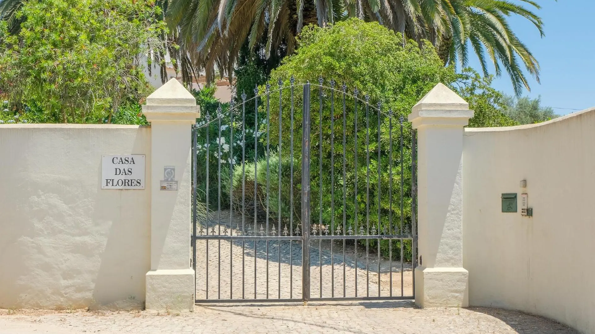Casa Das Flores Lagos Villa